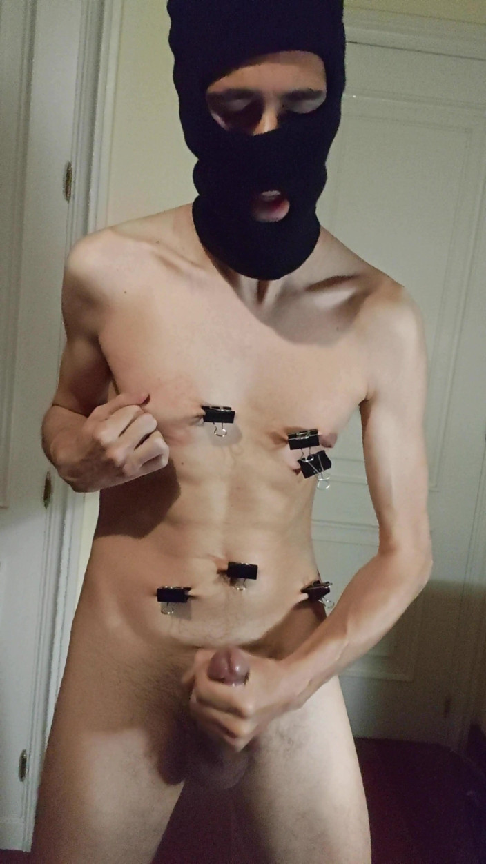 Slave Sparrow: Twink बांधने वाली क्लिप्स के साथ खेल रही है