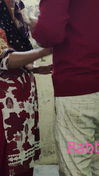 Der ältere Schwager knallte die muschi seiner jüngeren Schwägerin und versprach, ihr einen Lehenga zu kaufen.