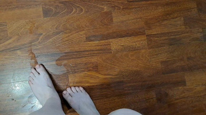 Lady Inari: Cavalco Su Una Sedia Su Un Pavimento Imbevuto Di Sapone