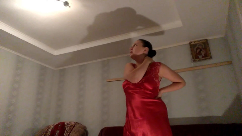 Sexy Milf: Huge piss at night!!!