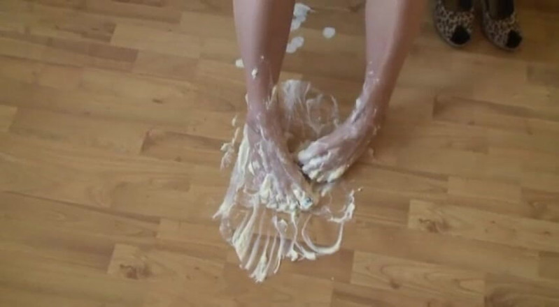 Foot Girls: สาวผมทองหีแพนด์สนุกกับฟุตเฟติชและฟู้ดเฟติช