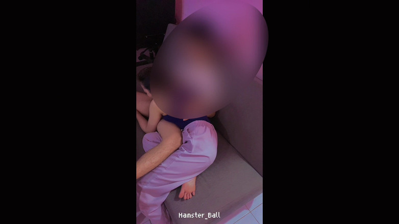 Hamster_Ball: Soyunmadan önce oturma odasında erkek arkadaşının yarağıyla oral seks yapıyor