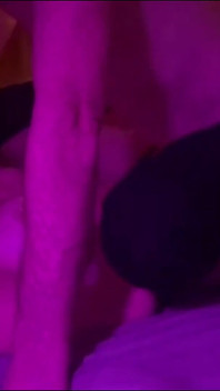 性感超级热辣的熟女被绑住，挑逗，舔和性交，直到她喷到处都是。