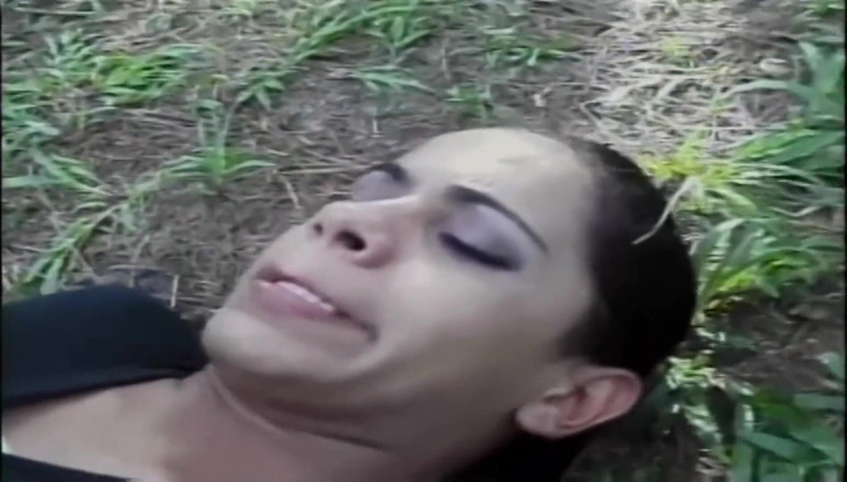 Transcumzcom: Lady-boy follada al aire libre