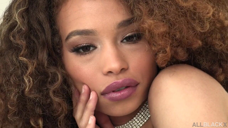 All Black X: Cecilia Lion s'est étirée de sa plus grosse bite à ce jour -...