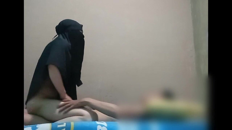 Famly sex: Powrót do domu sąsiada w pięknym hidżabie kołysa się gorąco