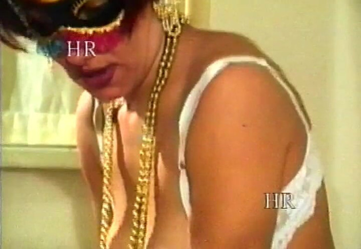 Italian swingers LTG: それは私の継父から取られたイタリアのポルノビデオ90年代#1 - 不満なイタリアの女性!