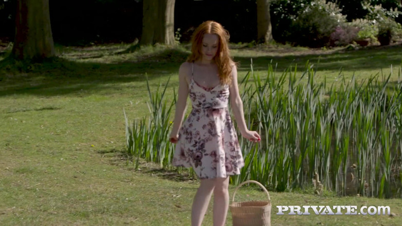 Private.com: Ella Hughes Hyde Park'ta külotsuz