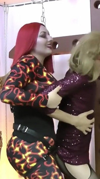 Två sissies älskar att suga älskarinnas strap-on och älskar att användas!