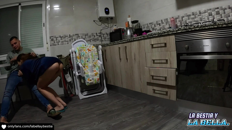 Labestiaylabella: Mi padrastro lo atrapó tocándose mientras me miraba, ¡terminamos follando en...