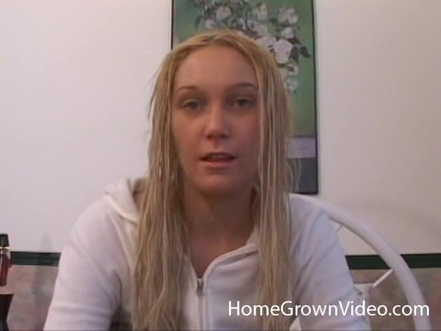 Homegrown GFs: Nervös kailey spreizt und wichst ihre getrimmte muschi