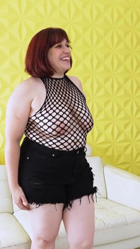 O femeie matură dependentă de sex a fost futută într-un sex în grup