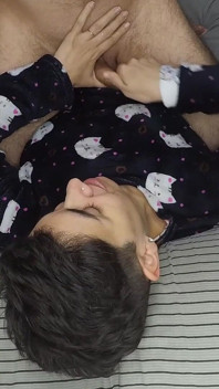 Branlette et éjaculation dans la bouche avant de se coucher