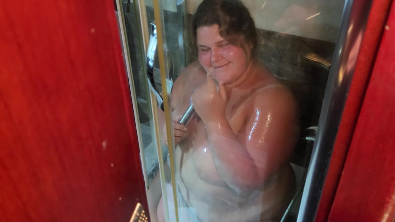 Peach Desert: Ogromny wytrysk na opaloną pulchną hottie pod prysznicem