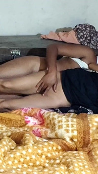 真正的印度女人第一次与他的男友紧致阴户XXX。印地语音频。