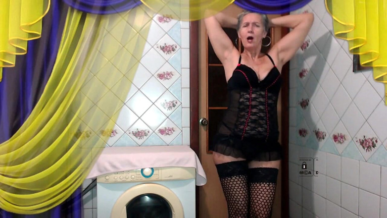 Lukerya: Sexy žena v domácnosti Lukerya vesele flirtuje v kuchyni s šálkem kávy,...