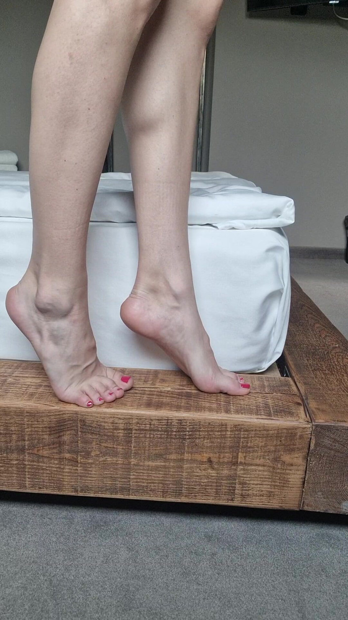 silicone_brunette: Burlas de dedos de los pies