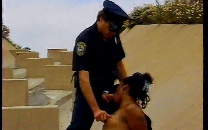 Best Butts: Sacanagem negra gata com peitos naturais fodida por um policial...