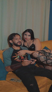 Tato gotická dívka chce mého ptáka, zatímco si hraji