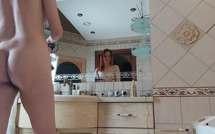 GinnaGg: Wanita menawan ini lagi asik muasin memeknya di kamar mandi...
