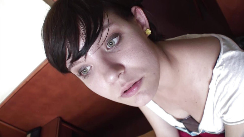 Deutsche XXX Filme: Une Allemande aux cheveux courts fait plaisir à sa chatte rasée...