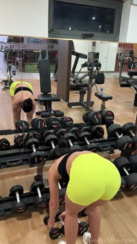 Fitness babe terangsang: latihan pantat close-up