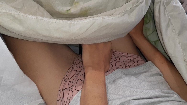 Lesbian-illusion: Zatímco naše učitelka kontroluje domácí úkoly, moje kamarádka a já za...