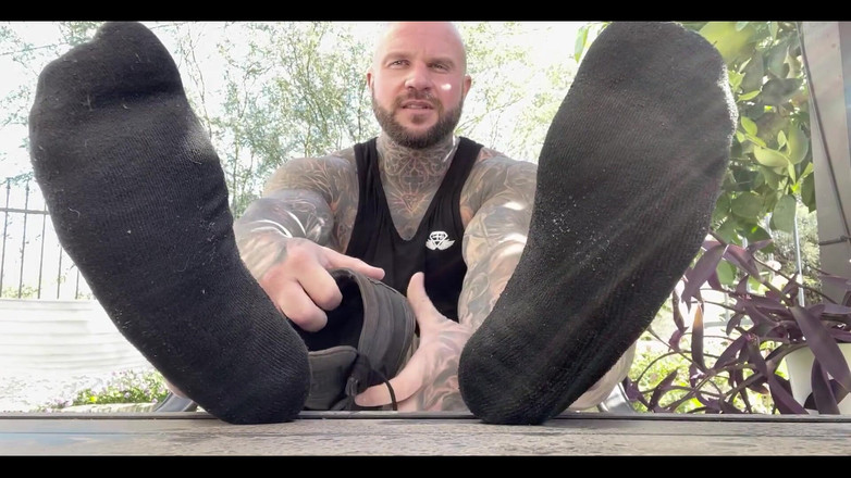 Jasons feet: 刚从健身房回来，我就坐在后院