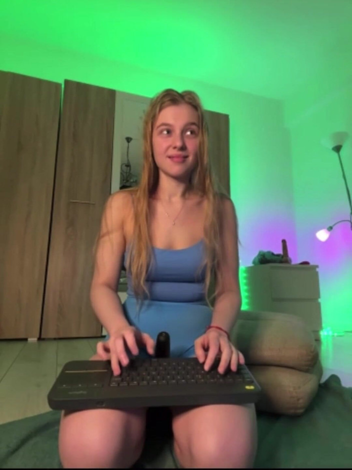 JuiceLussie: Fingering Anal so Hot