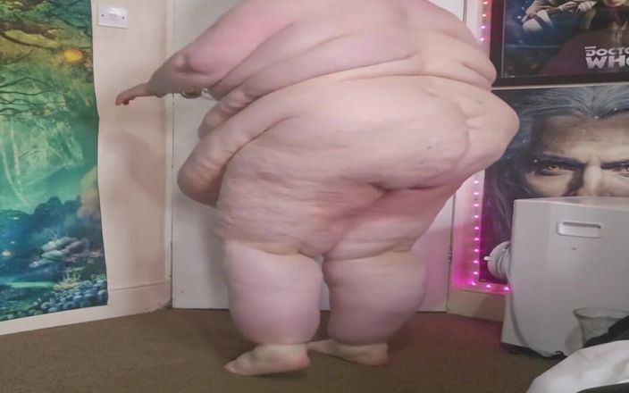 SSBBWLadyBrads: Culona en perrito en el piso y luego arrastrándose