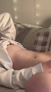 Chị kế mang đồ chơi của cô ấy trở lại và sử dụng nó để xuất tinh