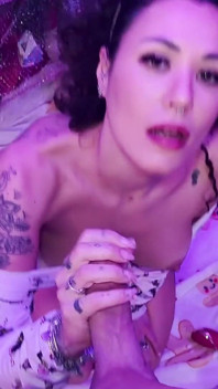장난꾸러기 소녀가 크리스마스 트리 아래에서 자위하다가 엉덩이를 당한다!