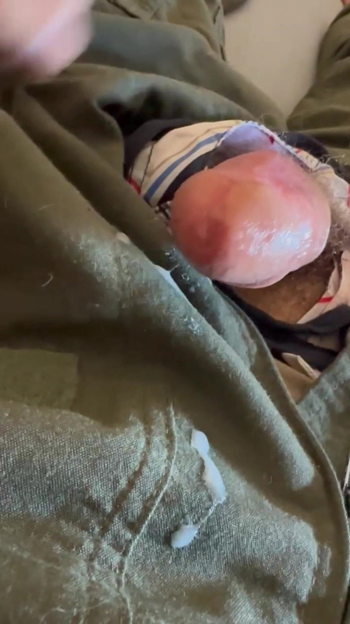 Gay Soldier Stuff: Garanhão do exército se masturbando em uma cinta-branca em ocps...
