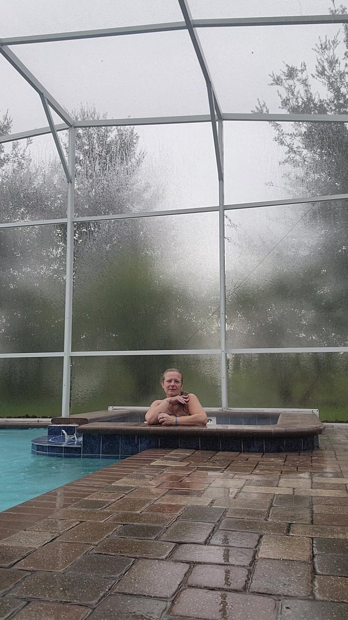 Kween Bunny B: Un lapin B joue dans un jacuzzi