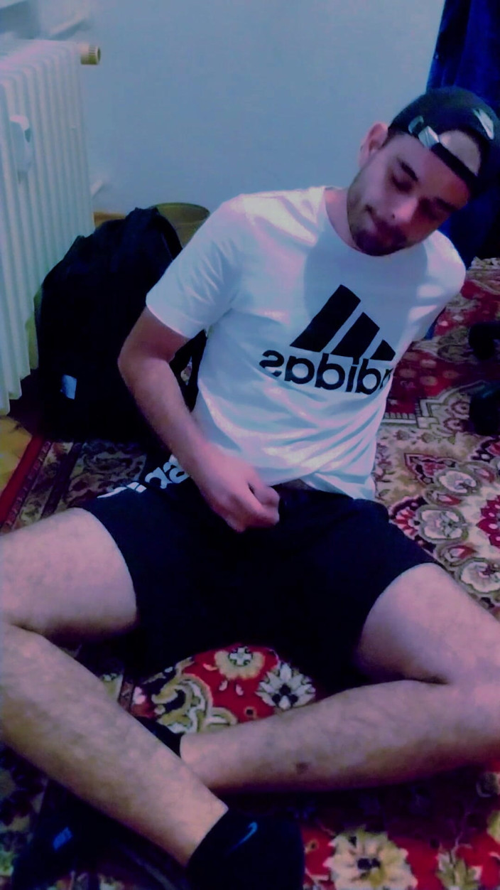 jerkofflover: 바닥에서 자위하기