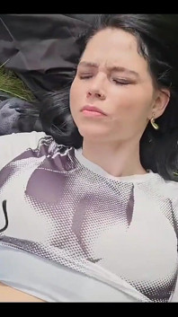 Kouření na trávě a Ukaž moje prsa na slunečním videu 9 minut