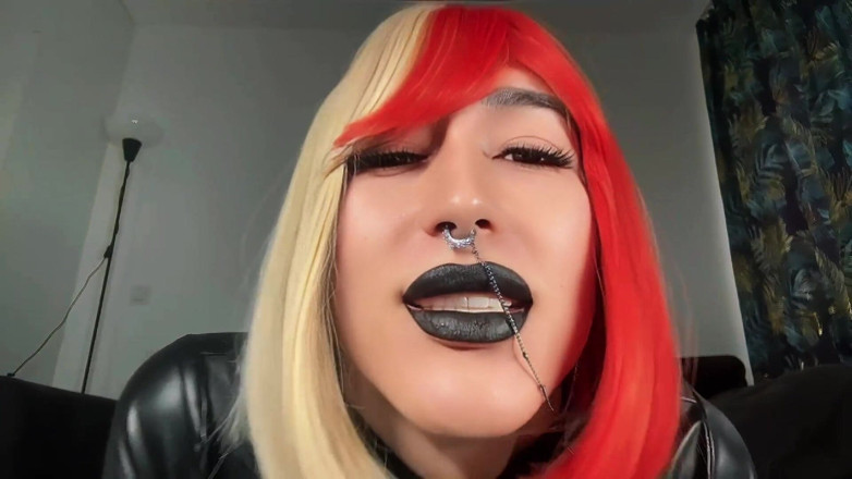 Viper Fierce: Puta mariquita hablando sucio de cerca fumando y fetiche de...