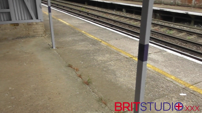 Brit Studio: Stoute Britse 18-jarige trekt een vreemde af op het treinstation