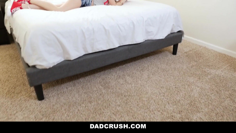 Dad Crush: Twerking et chevauche la bite bien dure de mon beau-père