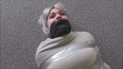 Restricting Ropes: Связанная ее похититель на полу