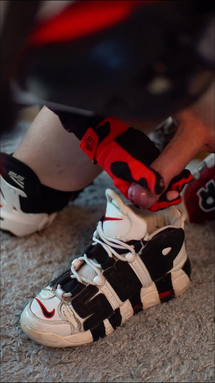 Sneakersmax98: Kontol di dalam sepatu keramaian favoritku