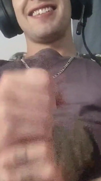 Eu estava gravando uma punheta solo, quando Debora Prado viu, ela queria ir para baixo em mim e me dar um boquete profundo perfeito