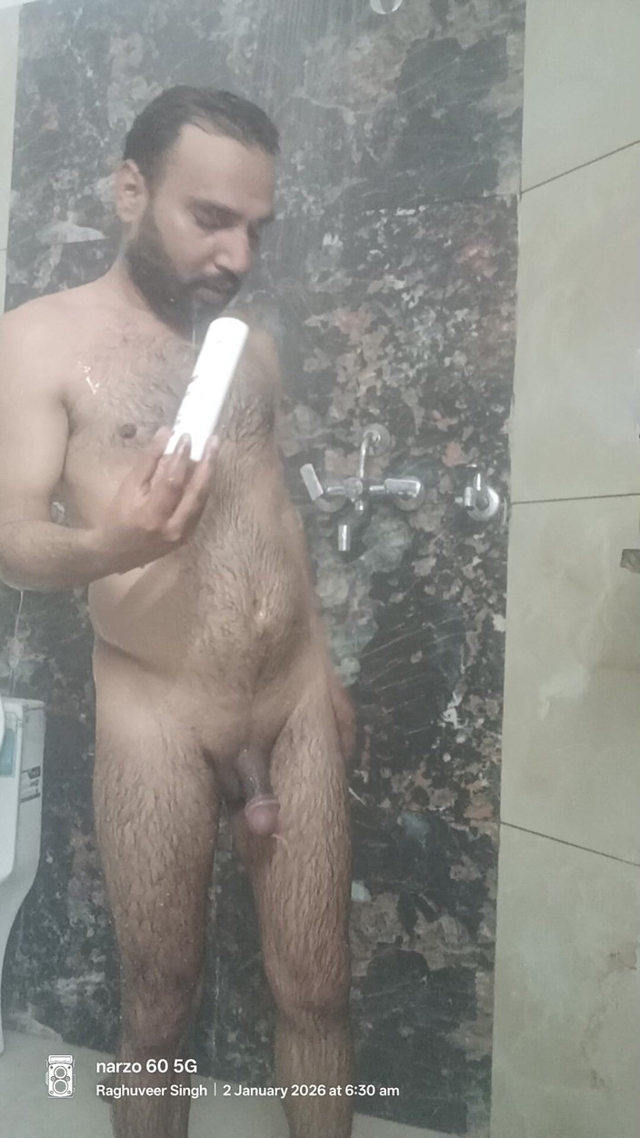 Rajasthani-old-lover: Uomo indiano di desi si gode la doccia e lo...