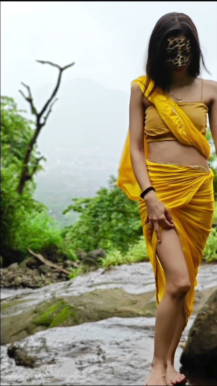 Eshal_Indianbaddie: The Desi Girl From the Street Took off Her Saree...