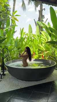 Menjadi liar dengan saya dalam mandian hutan bertetek bogel