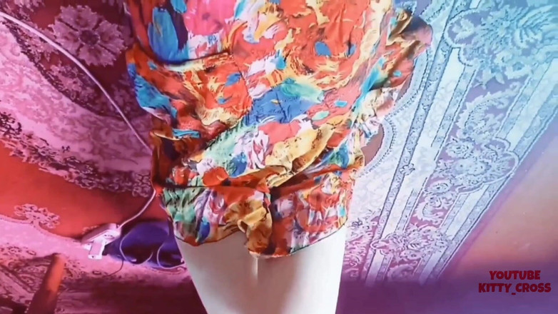 Kitty_Cross: Une MILF blonde dans une robe à fleurs sexy, travesti, travesti,...