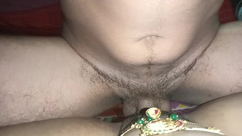 Sexy jaan: Radha bhabhi prende l'acqua dal pene del fratellastro, video sexy...