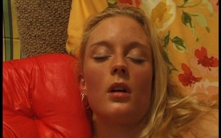 YOUR FIRST PORN: Analer Orgasmus Tina - Anální orgasmus Tina