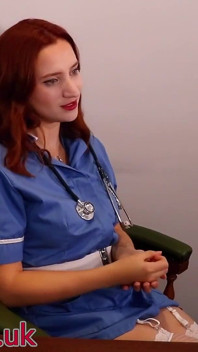 Asistenta sexy Greene îți spune cum să-ți masturbezi pula uriașă tare
