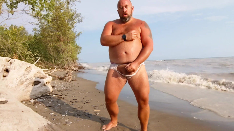 Skin and earth: Пухлий ведмідь, рваний мокрий труси, оголена пляжна дрочка (skinandearth)